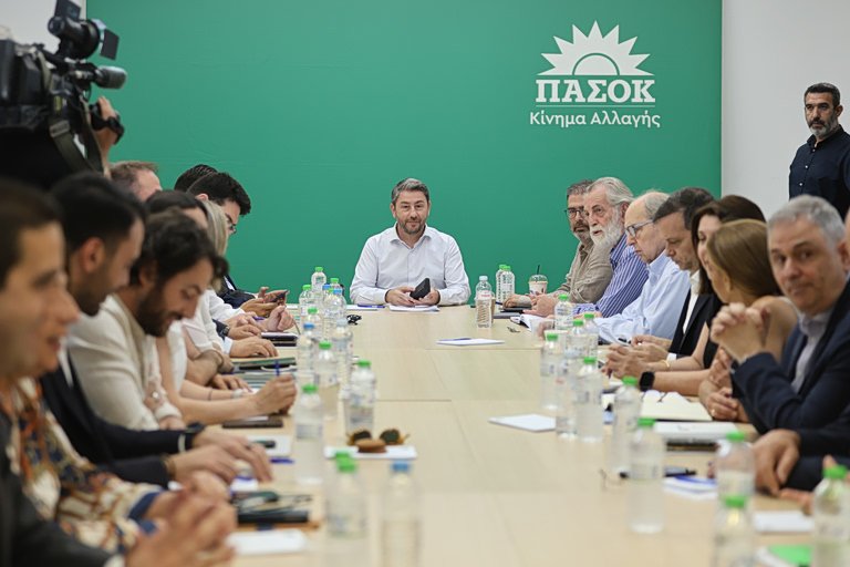Ξεκίνησε το κρίσιμο Πολιτικό Συμβούλιο του ΠΑΣΟΚ – Τα μηνύματα Ανδρουλάκη και η κυβερνητική «ομάδα κρούσης»