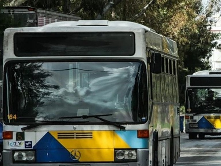 Άνω Λιόσια: Λεωφορείο «καρφώθηκε» σε κολώνα – Τρεις τραυματίες