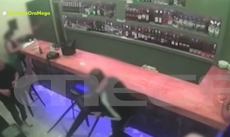 Χαλκίδα: Βίντεο ντοκουμέντο δείχνει συμμορία εκβιαστών σε αμόκ να τα κάνει γυαλιά καρφιά σε μπαρ